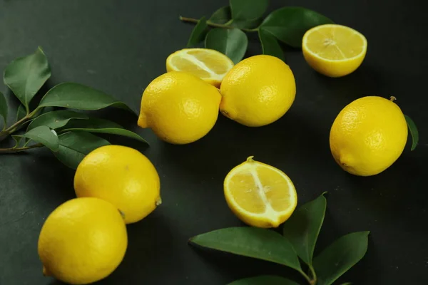 Groupe de citrons avec des feuilles, isolé sur fond — Photo