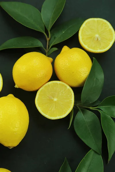 Groupe de citrons avec des feuilles, isolé sur fond — Photo