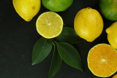 Yapraklı limon grubu, arka planda izole