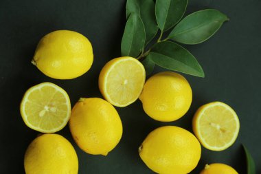 Yapraklı limon grubu, arka planda izole