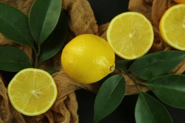 Yapraklı limon grubu, arka planda izole