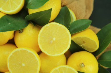 Yapraklı limon grubu, arka planda izole