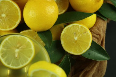 Yapraklı limon grubu, arka planda izole