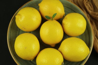 Yapraklı limon grubu, arka planda izole