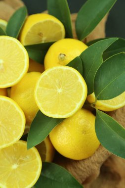 Yapraklı limon grubu, arka planda izole