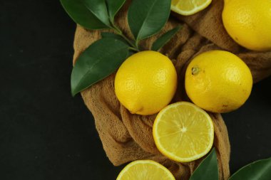 Yapraklı limon grubu, arka planda izole