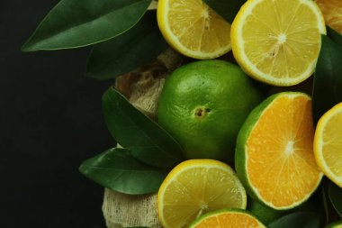 Yapraklı limon grubu, arka planda izole