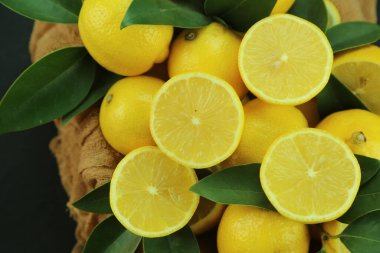 Yapraklı limon grubu, arka planda izole