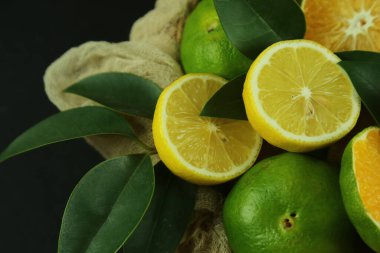 Yapraklı limon grubu, arka planda izole