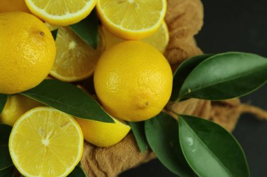 Yapraklı limon grubu, arka planda izole