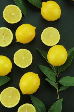 Yapraklı limon grubu, arka planda izole