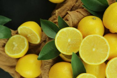 Yapraklı limon grubu, arka planda izole