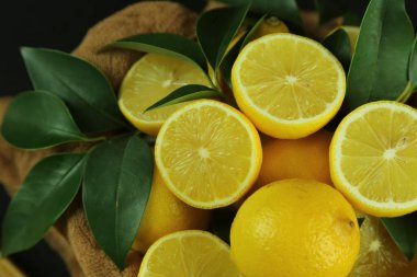 Yapraklı limon grubu, arka planda izole