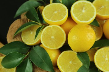 Yapraklı limon grubu, arka planda izole