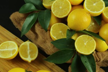 Yapraklı limon grubu, arka planda izole