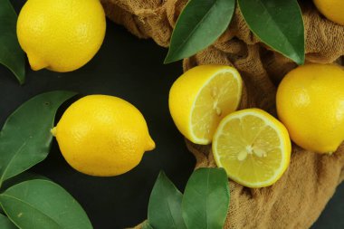 Yapraklı limon grubu, arka planda izole