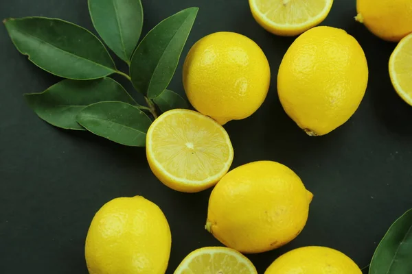 Yapraklı limon grubu, arka planda izole