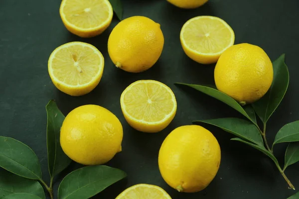 Yapraklı limon grubu, arka planda izole