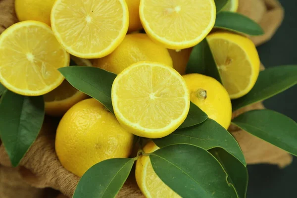 Groupe de citrons avec des feuilles, isolé sur fond — Photo