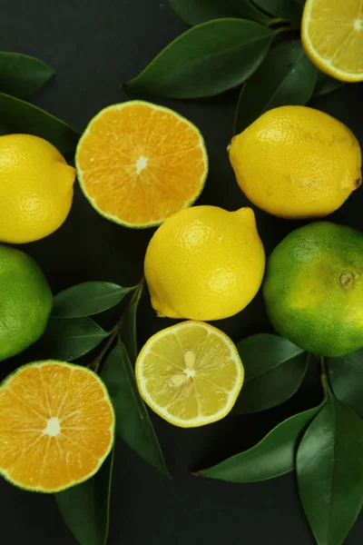 Группа лимонов с листьями, изолированные на заднем плане — стоковое фото