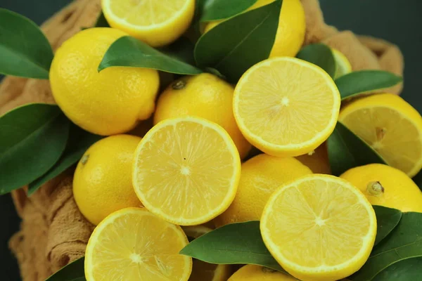 Groupe de citrons avec des feuilles, isolé sur fond — Photo