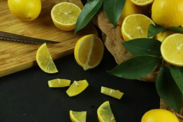 Groupe de citrons avec des feuilles, isolé sur fond — Photo