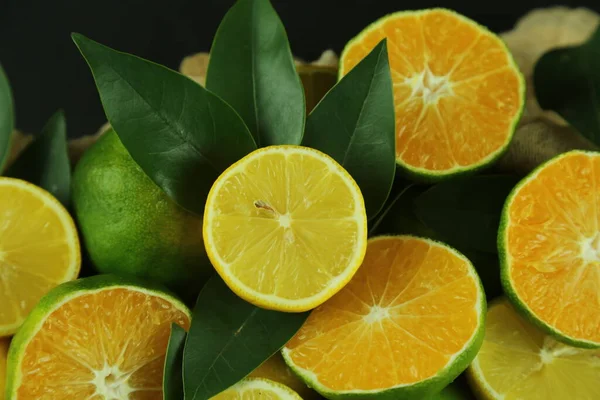 Grupo de limones con hojas, aislados sobre fondo —  Fotos de Stock