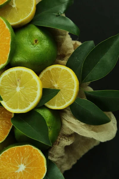 Grupo de limones con hojas, aislados sobre fondo —  Fotos de Stock