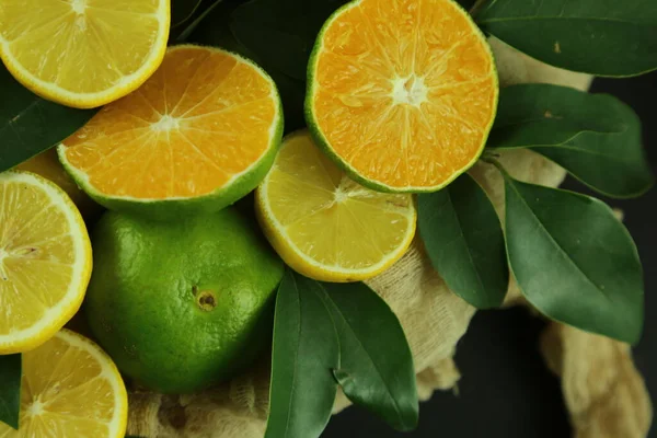 Grupp av citroner med blad, isolerade på bakgrunden — Stockfoto