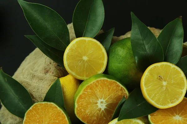 Gruppo di limoni con foglie, isolati sullo sfondo — Foto Stock