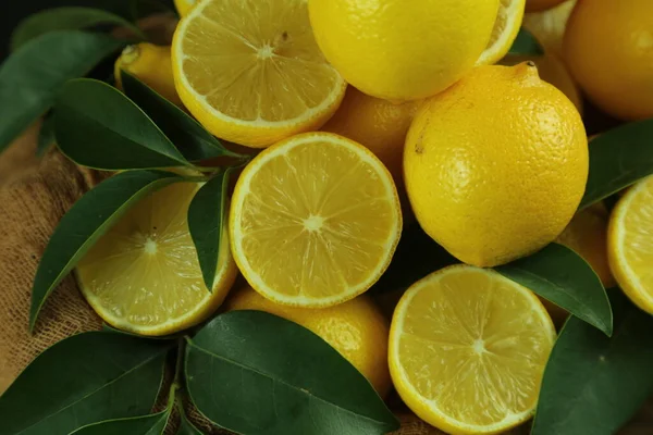 Groupe de citrons avec des feuilles, isolé sur fond — Photo