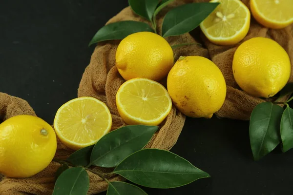 Gruppe Zitronen mit Blättern, isoliert im Hintergrund — Stockfoto