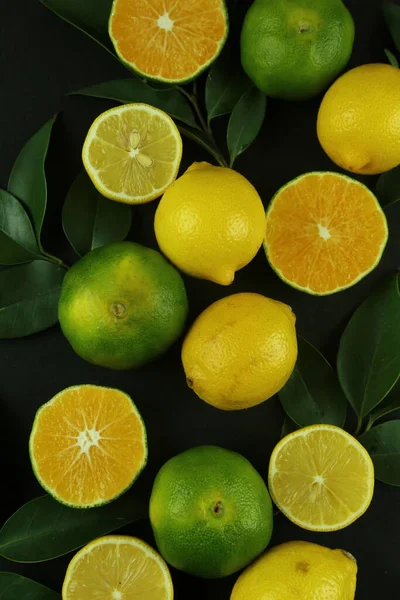 Grupo de limones con hojas, aislados sobre fondo —  Fotos de Stock