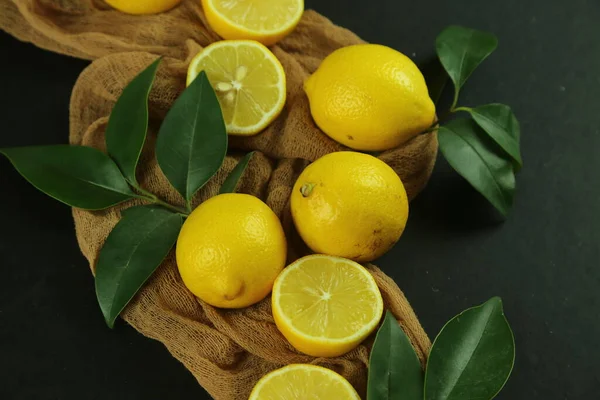 Groupe de citrons avec des feuilles, isolé sur fond — Photo