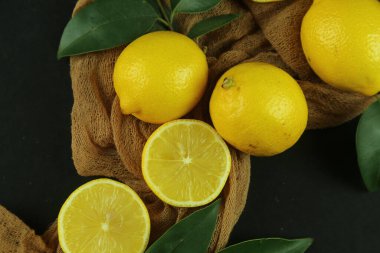 Yapraklı limon grubu, arka planda izole