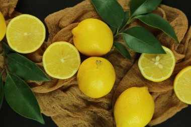 Yapraklı limon grubu, arka planda izole