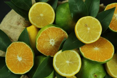 Yapraklı limon grubu, arka planda izole