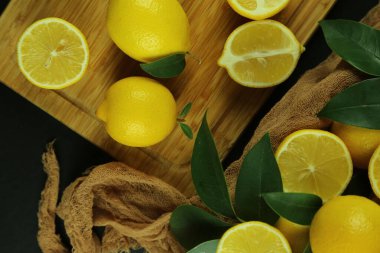 Yapraklı limon grubu, arka planda izole