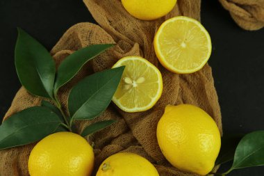 Yapraklı limon grubu, arka planda izole