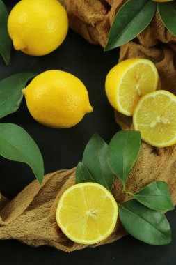 Yapraklı limon grubu, arka planda izole