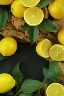 Yapraklı limon grubu, arka planda izole