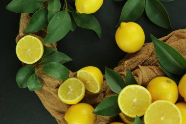 Yapraklı limon grubu, arka planda izole