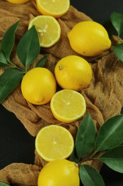 Yapraklı limon grubu, arka planda izole