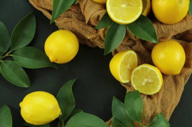 Yapraklı limon grubu, arka planda izole