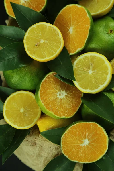Grupp av citroner med blad, isolerade på bakgrunden — Stockfoto