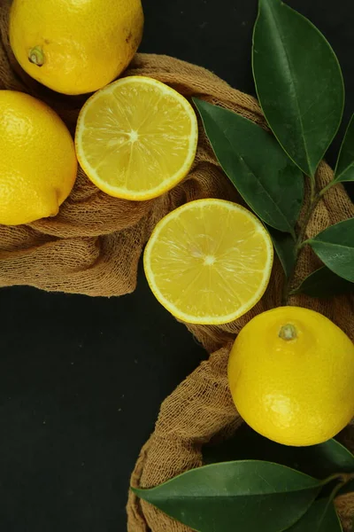 Groupe de citrons avec des feuilles, isolé sur fond — Photo