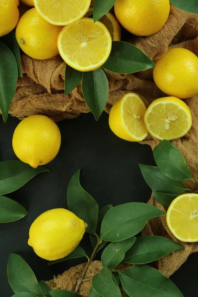 Groupe de citrons avec des feuilles, isolé sur fond — Photo