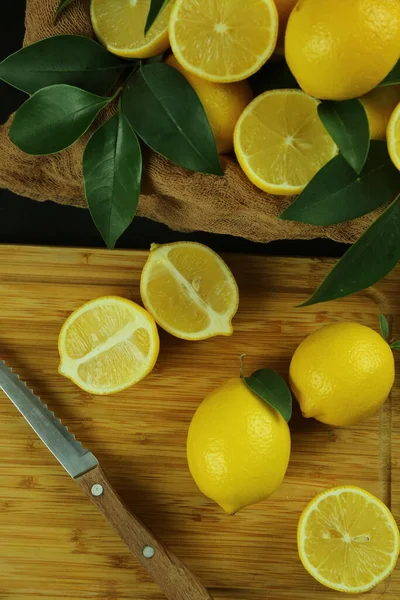 Groupe de citrons avec des feuilles, isolé sur fond — Photo