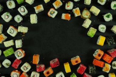 Somon, ton balığı, avokado ve salatalıklı suşi. Bir sürü rulo. Suşi rulo.