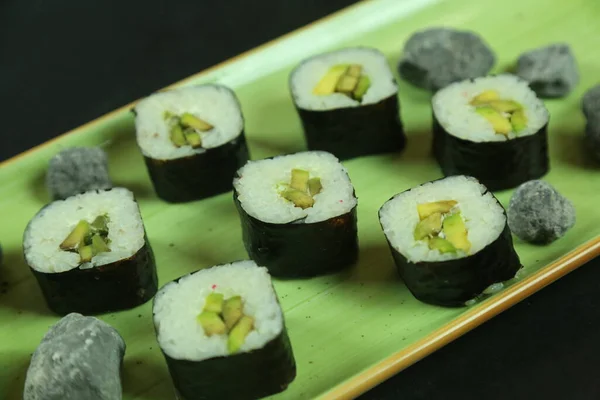 Różne rodzaje sushi serwowane, widok z bliska — Zdjęcie stockowe